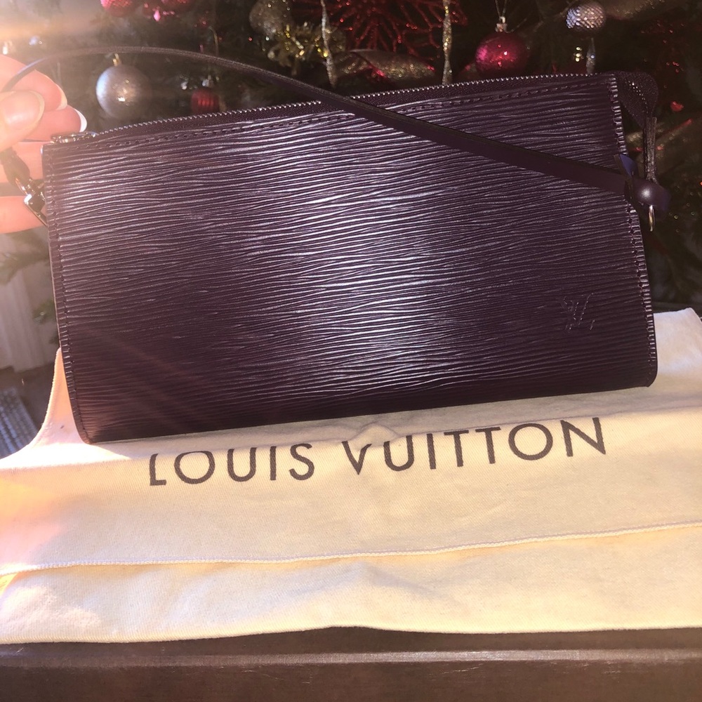 LOUIS VUITTON pochette